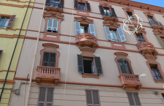 Palazzo Valdès, Quadrivano Con Affaccio Su Via Sulis