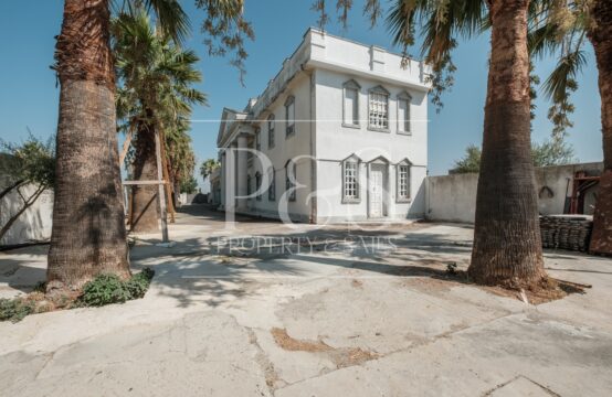 Cagliari, Villa Indipendente con Piscina Interna e Ampio Giardino